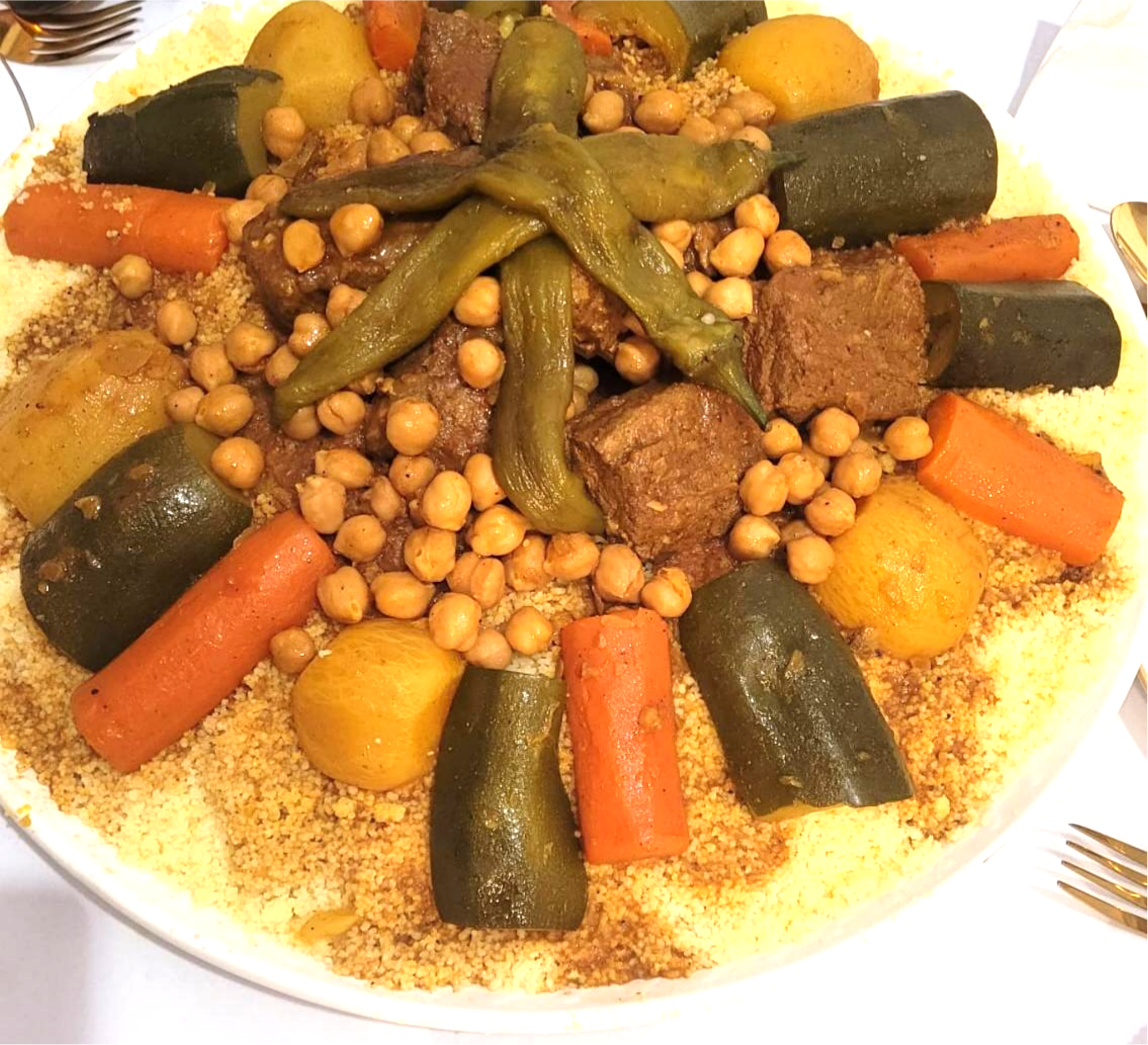 Assiette de couscous boeuf et légumes