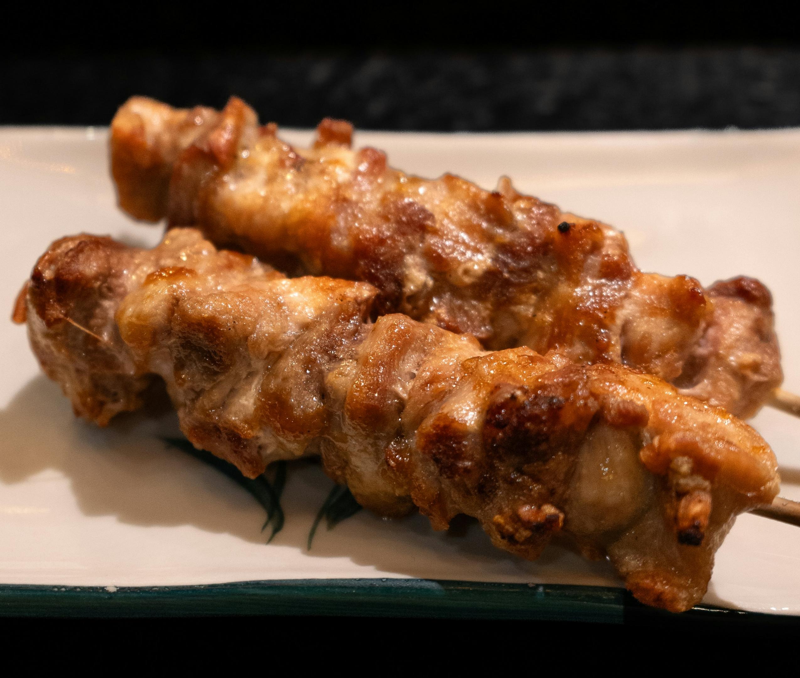 Deux brochettes de poulet marinées