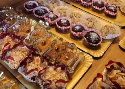 Assortiment de gâteaux présentés dans des plateaux dorés pour vos évènements